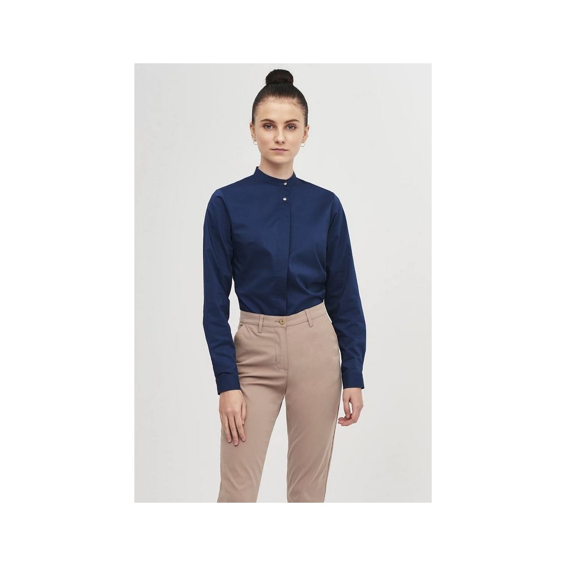 Camisa azul mujer con cierre inclinado 'Escola Hoteleria i turisme de Cambrils'