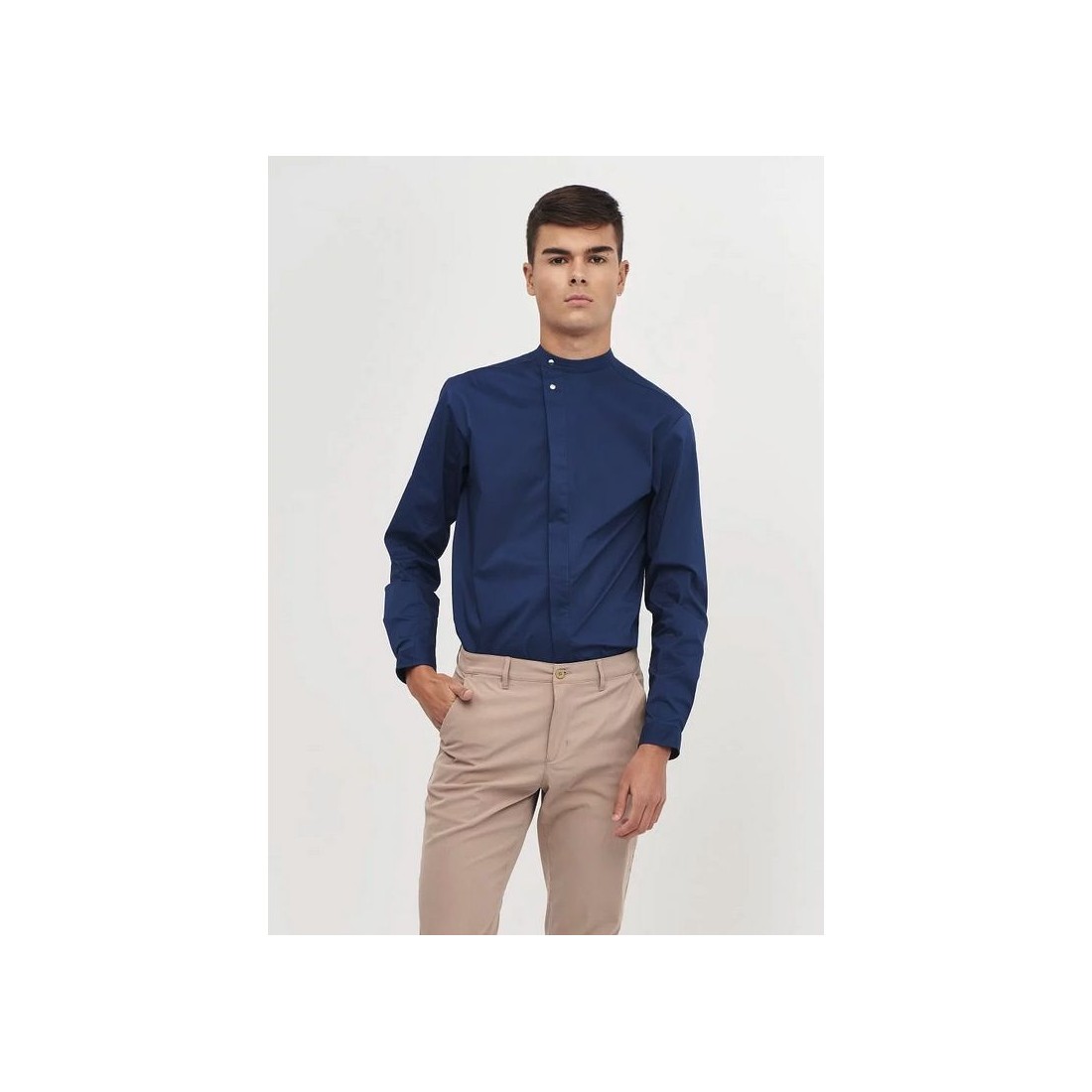 Camisa azul de hombre con cierre inclinado 'Escola Hoteleria i turisme de Cambrils'