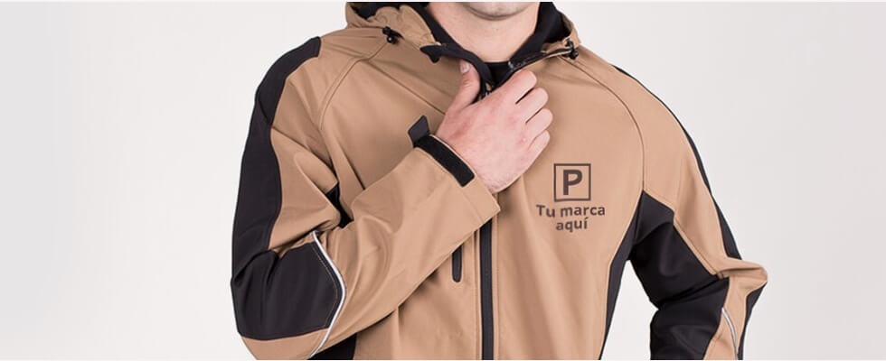 Ropa de trabajo personalizada: 5 puntos que benefician a tu marca